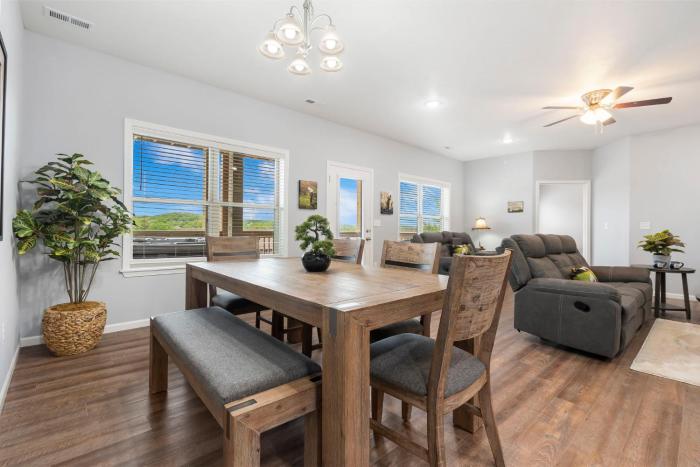 Hot Tub, Golf Course On Site, Arcade, Pvt Deck- HighEnd Decor! Bright Floorplan