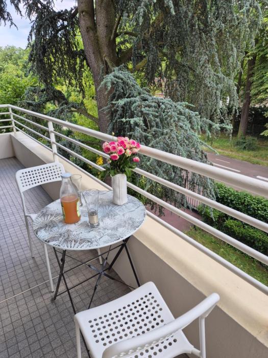 Beautiful apartment, beautiful view, quiet, 6min walk from metro1 and 20min from LOUVRE