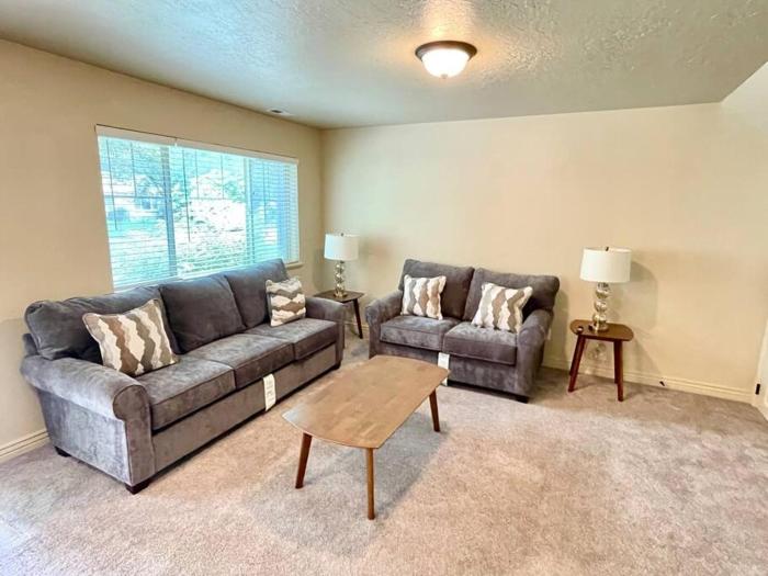 Spacious quiet townhome near BYU easy freeway access