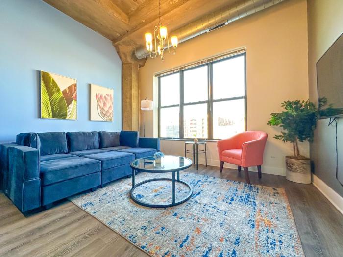 Charming 2BR Apartment with Skyline view, Optional Parking & Gym Access Near McCormick Place, Lakefront and Soldier Field