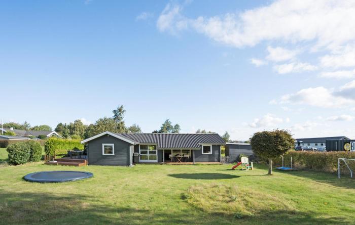 3 Bedroom Gorgeous Home In Bogø By