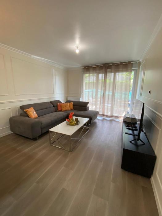 2 Bedroom Apartment with garden