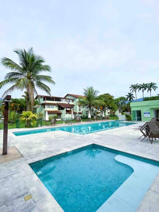 Apto em condomínio com praia em Angra com piscina, sauna e garagem