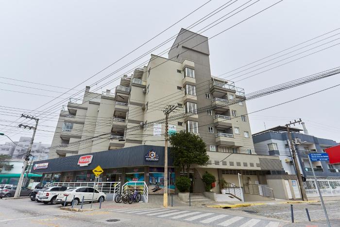 1134 Apto 2 dormitorios no centro de Bombinhas 100 m da Praia