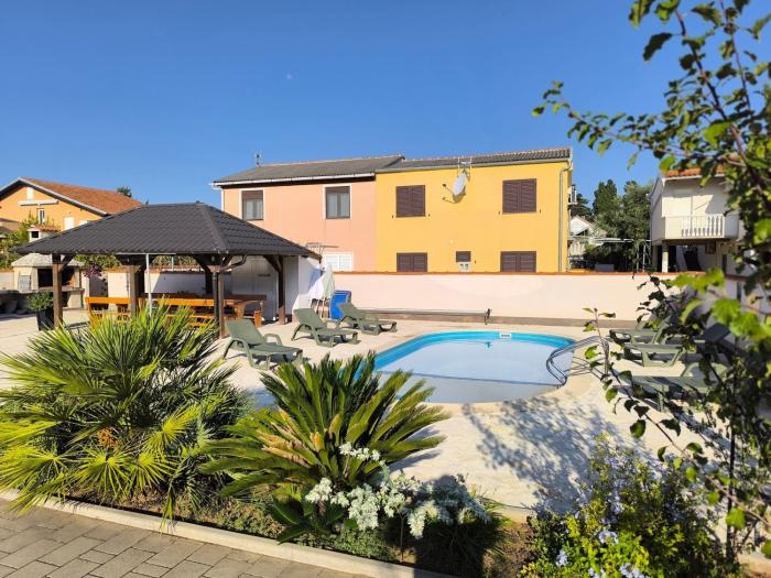 Family-friendly apartments with swimming pool Sabunike, Zadar - 11837