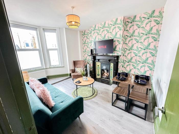 2-Bedroom Flat by NourNest Apartments in Shepherds Bush near Westfield London & Notting Hill