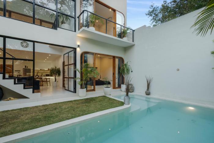 Bohemian 3BR Design Villa in center of Canggu