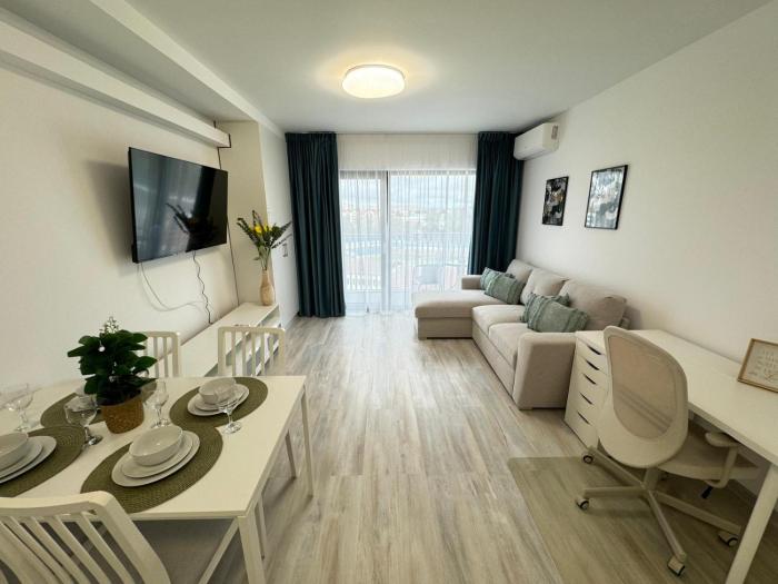 Luxury Avanera Towers Apartments 1-2 Bdm with Parking