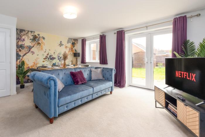 Stylish 4 Bedroom House-Sleeps 7-Parking-Nr Hospital-Ideal for Work Crews