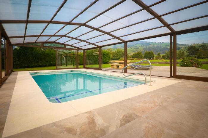 Piscina climatizada y cubierta 365 dias en Casa Rural con Encanto El Puentuco una de las casas mas valoradas de Cantabria