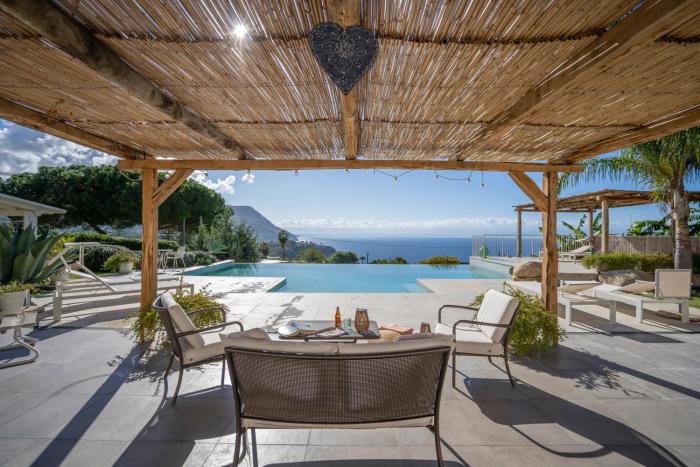 Villa Michaela con piscina privata e vista mare