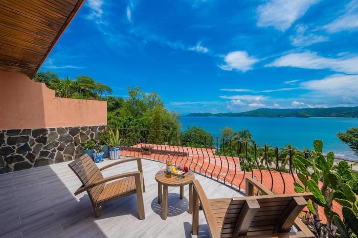 Oceanfront Veranda with Renovated Interior, 7 min Walk to Marina & Beach