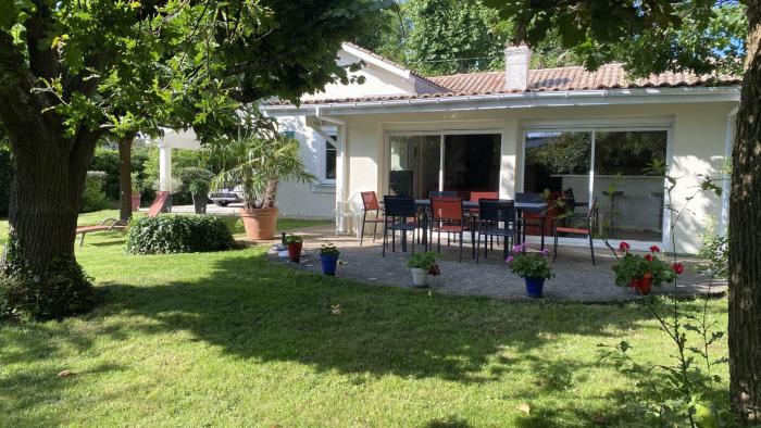 Idéalement situé - superbe jardin - 200m plage