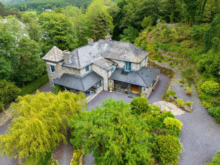 Ty Pandy Eclectic Luxury Family cottage Sleeps 8 adults and 2 children