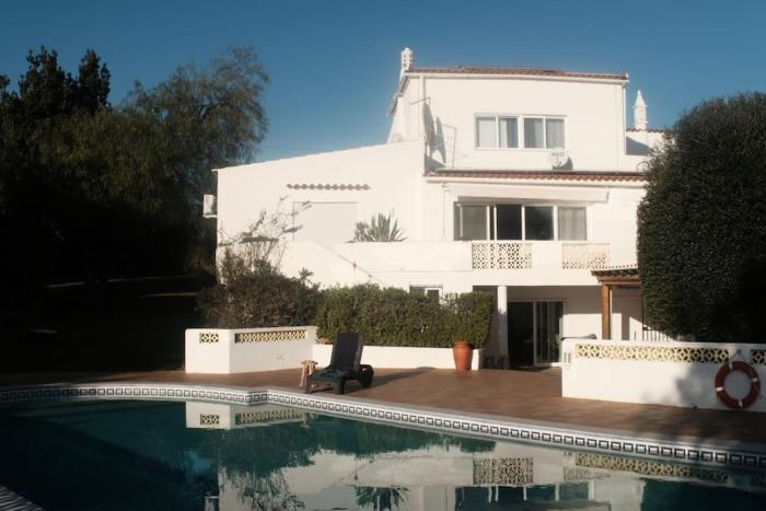 Casa Lorenzo sleeps 10, with private Tennis Court & Swimming Pool and 5 beds