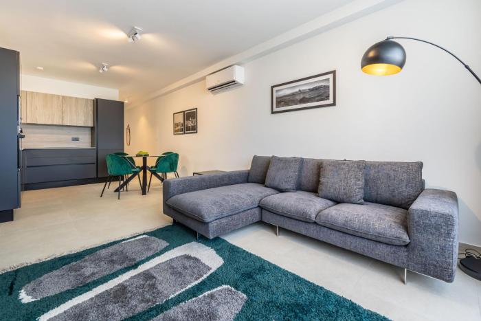 Sunlit Serenity Modern Apartment with City Views