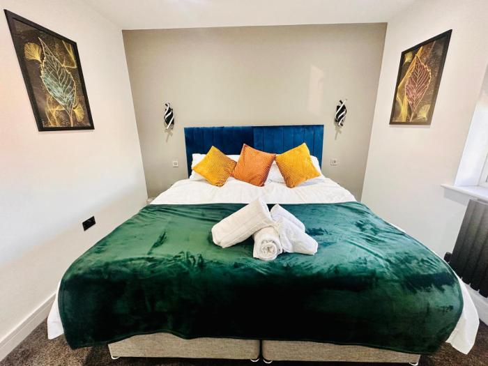 Spacious 2 Bedroom Modern Apartments - Central Location - Free Parking - Smart TV - Washer Dryer - Built for Contractors, Consultants and Work Teams