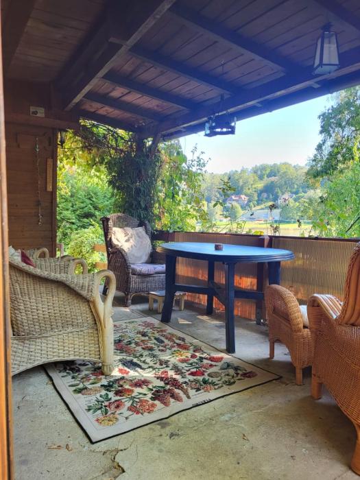 Romantische Gartenlaube mit Blick auf die Elbe