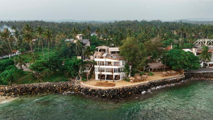Blue Waves Surf House - Beach Hotel
