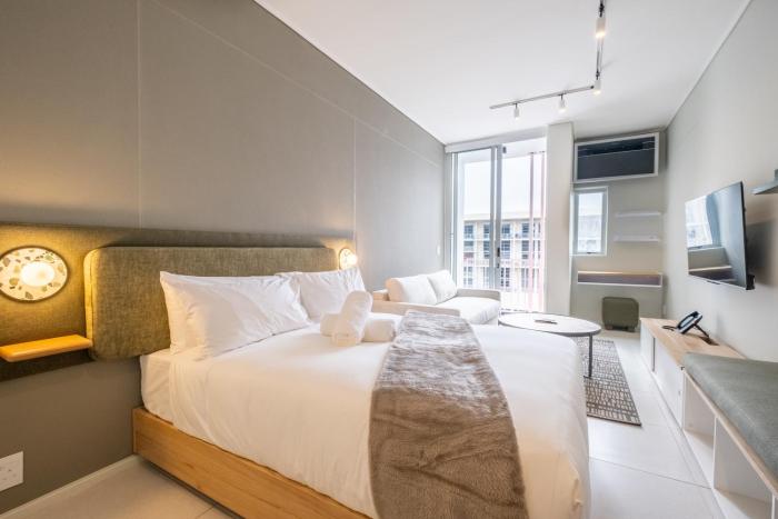 The Rose 707: Top Floor Modern City Apartment