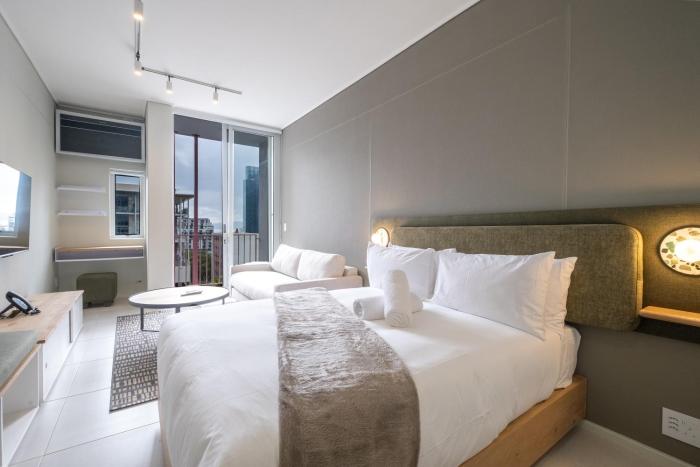 The Rose708: Top Floor Modern City Apartment