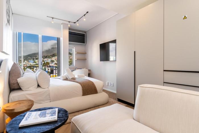 The Rose 701: Top Floor City Aprt with Balcony