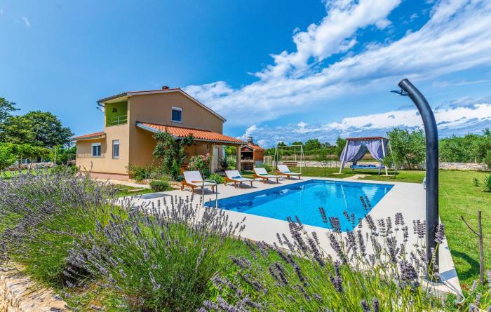 3 Bedroom Gorgeous Home In Sisan