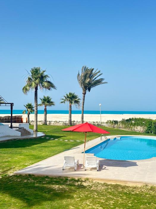 فيلا7غرف اول صف على البحر بحمام السباحة مارينا 5 الساحل الشمالي العلمين