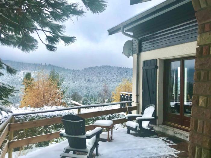 Grand chalet de charme cosy, sauna & vue de rêve