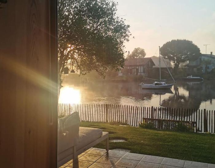 Maison au bord du lac, les pieds dans leau
