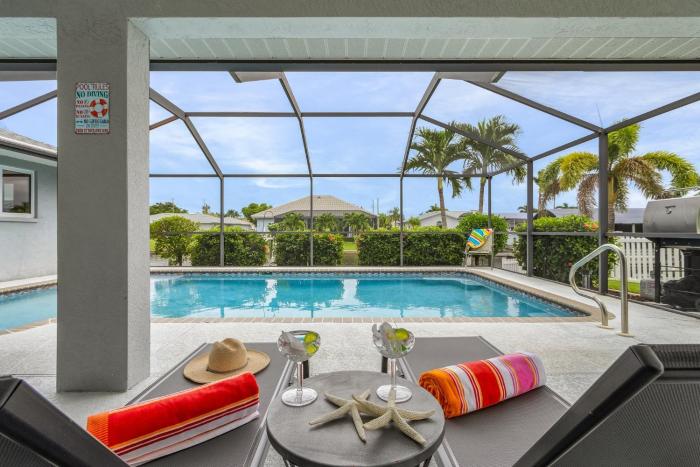 Spacious 4-Bedroom Villa with Private Pool and Canal View- Villa Red Coral - Roelens