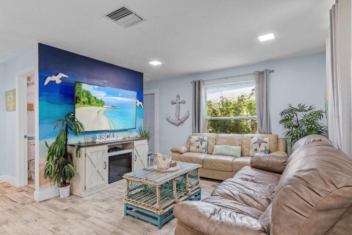 Charming 2-Bedroom Retreat, Pool - Casa Turtle Cove - Roelens