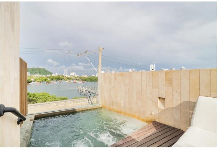 Sunny new apt in the Old City