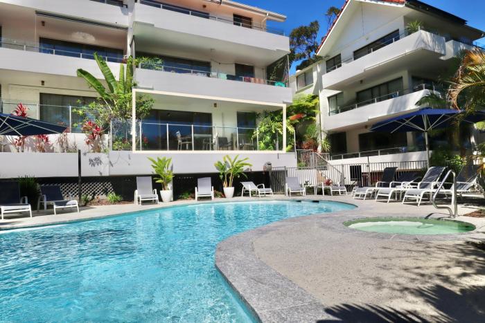 Chic 2 bdrm Poolside Apartment
