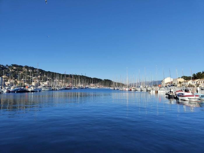 Elegante maison avec un beau jardin, à 150 m de la mer, climatisation, Wifi ...