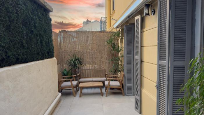 Central Studio - Bright & Modern - Private Terrace - AirCon - Near Train & Beach