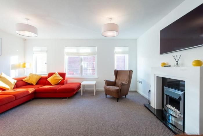 City centre 4 Bed house FREE parking walk to town