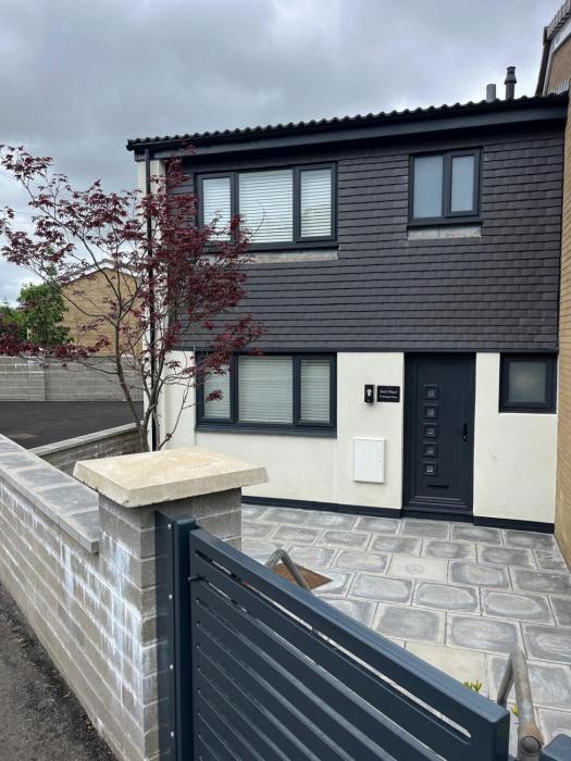 Uber Stylish 3 bedroom home off Road parking near town centre and Bike Park Wales