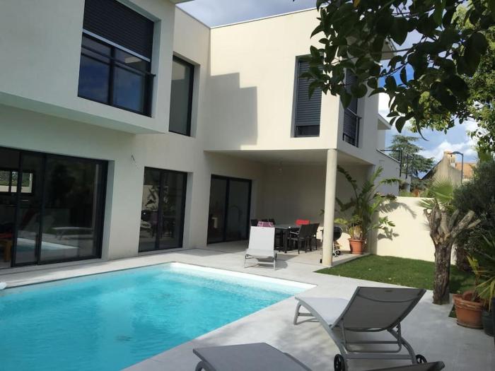 Villa contemporaine avec piscine