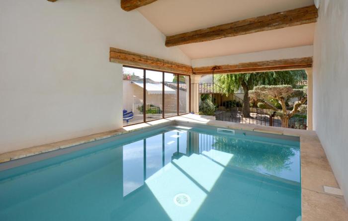 Stunning Home In Noves With Wifi