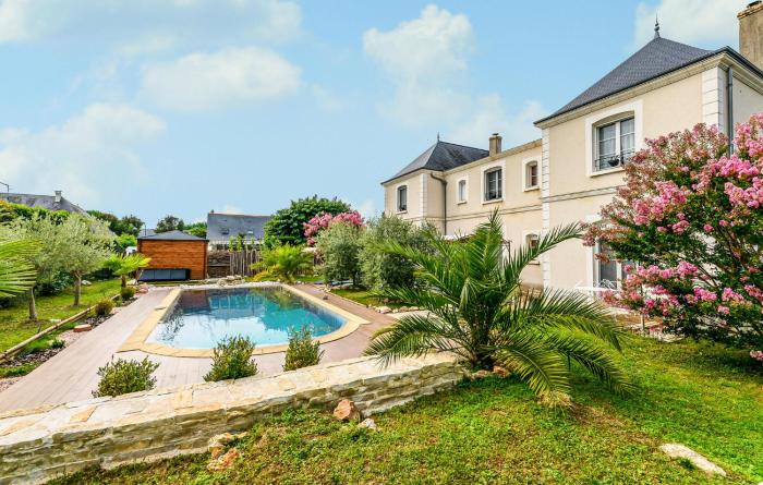 Beautiful Home In Saint-Cyr-Sur-Loire