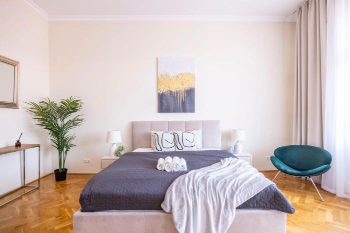 Exclusive & Cozy Central Suite w Balcony