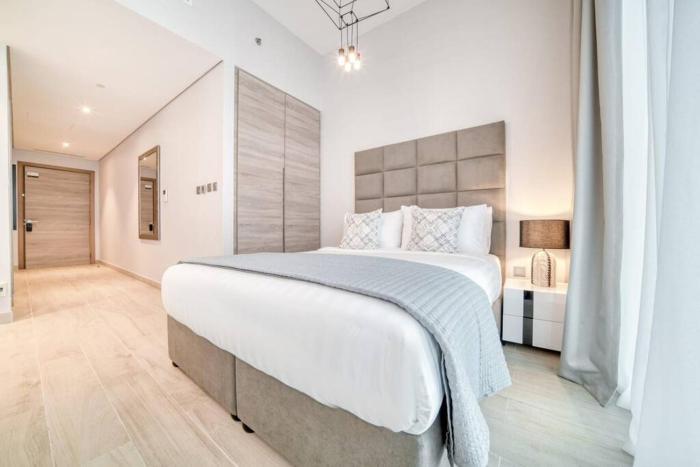 5 Mins to JBR Beach, Luxury Studio in Dubai Marinas Best Tower