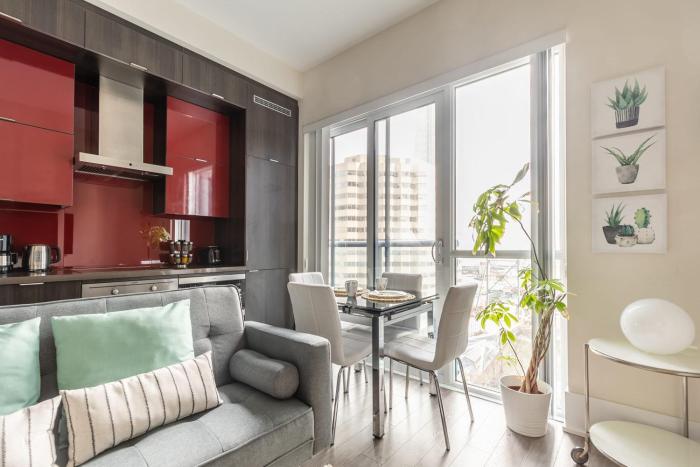 Spacious Condo w Stunning Views of Downtown