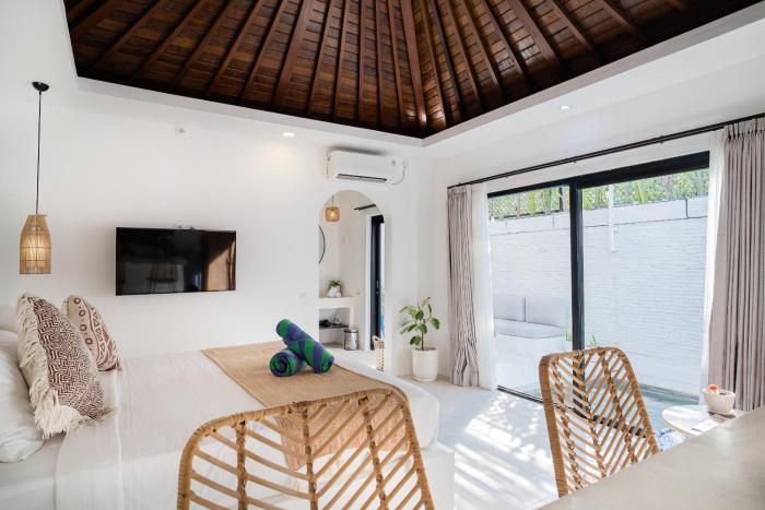 Villa Lotus - 1BR Canggu Villa with private pool - Near Wanderlust, Soma and BaliMMA