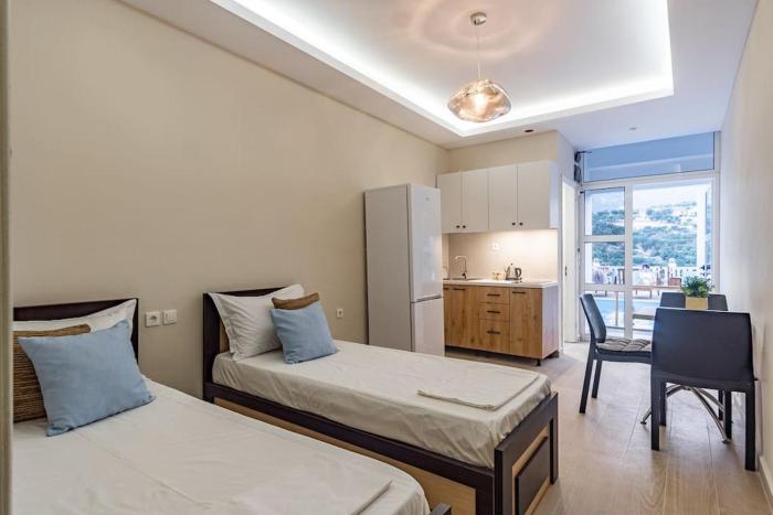 Ap 9 - Front Pool, Kitchen & Parking - Goro