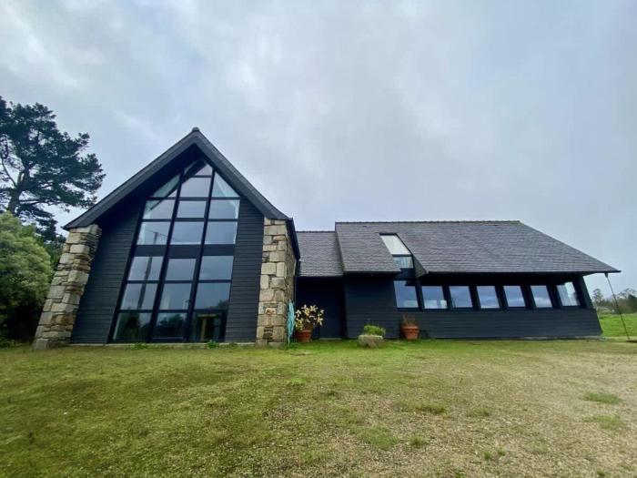 Large farmhouse with garden and sea view for 8 people