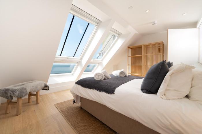 Ocean Reach, Stunning Sea View and Balcony, 2 BR, 2 BA, Parking