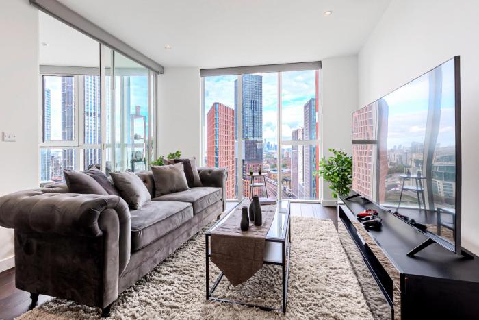 Bright 2BR high floor flat, Nine Elms, 3min tube