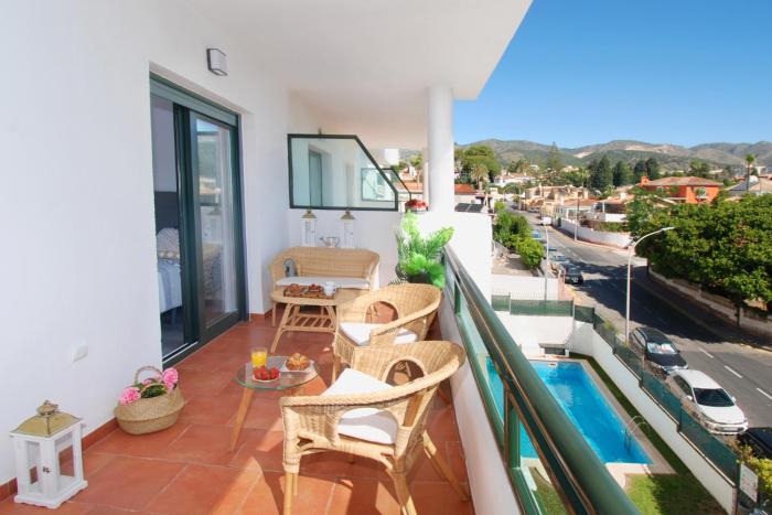 2 Bedroom Apartment with Pool, Walk to Beach & Puerto Marina